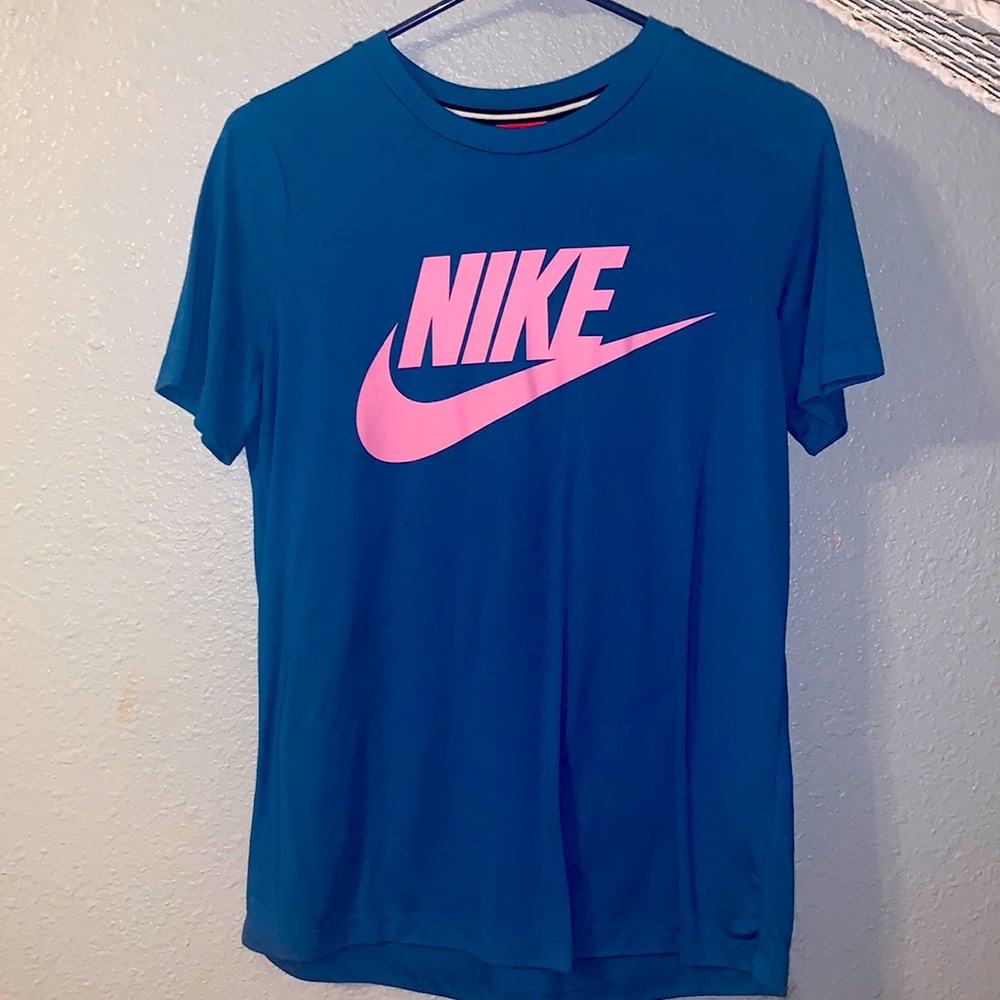 Nike Size M women’s Yee
